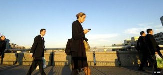 _74521394_walkingtexting.jpg